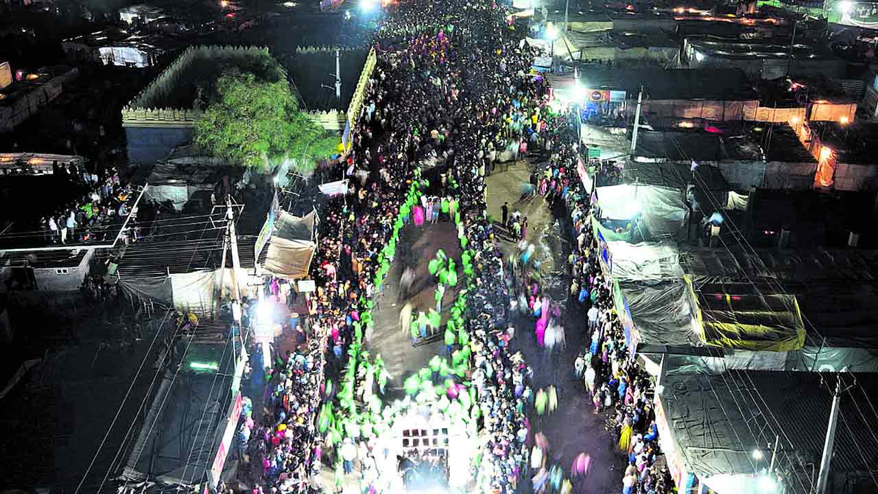 తల్లి ఆగమనం .. బిడ్డల పరవశం