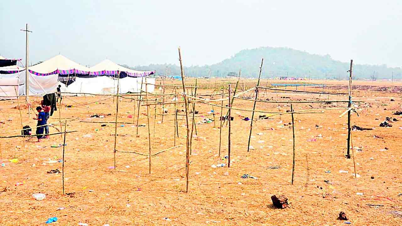 బోసిపోతున్న జాతర పరిసరాలు