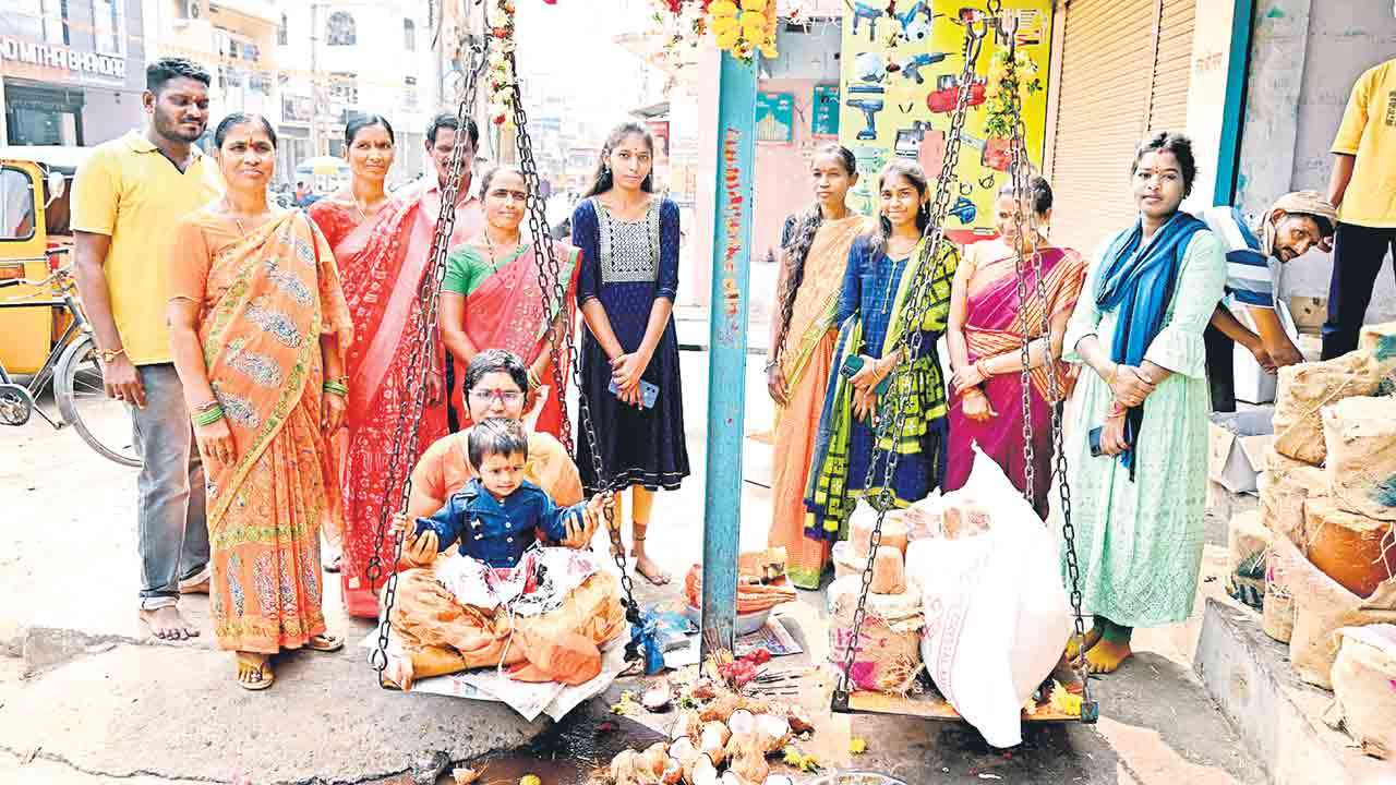 సమ్మక్కకు మొక్కులు