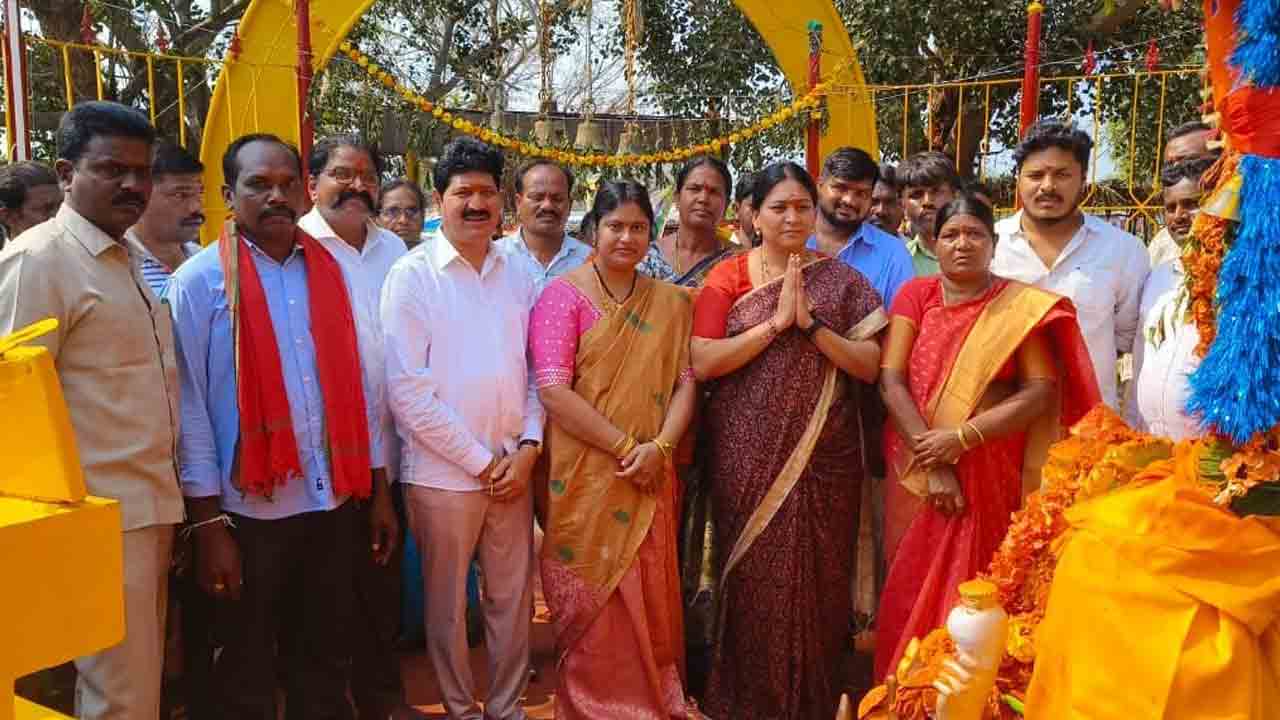 వనదేవతలకు ఎంపీ, ఎమ్మెల్యే పూజలు