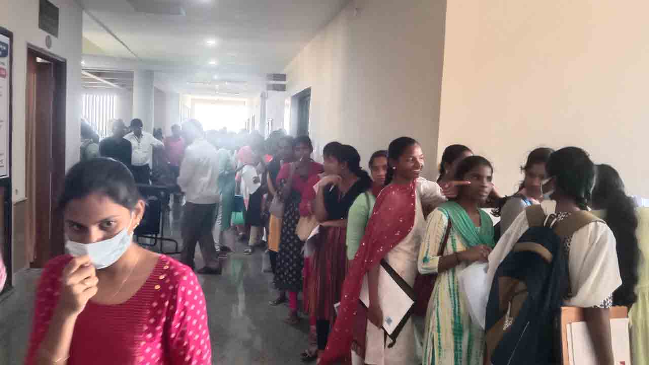 73 పోస్టులకు 4 వేల అప్లికేషన్లు