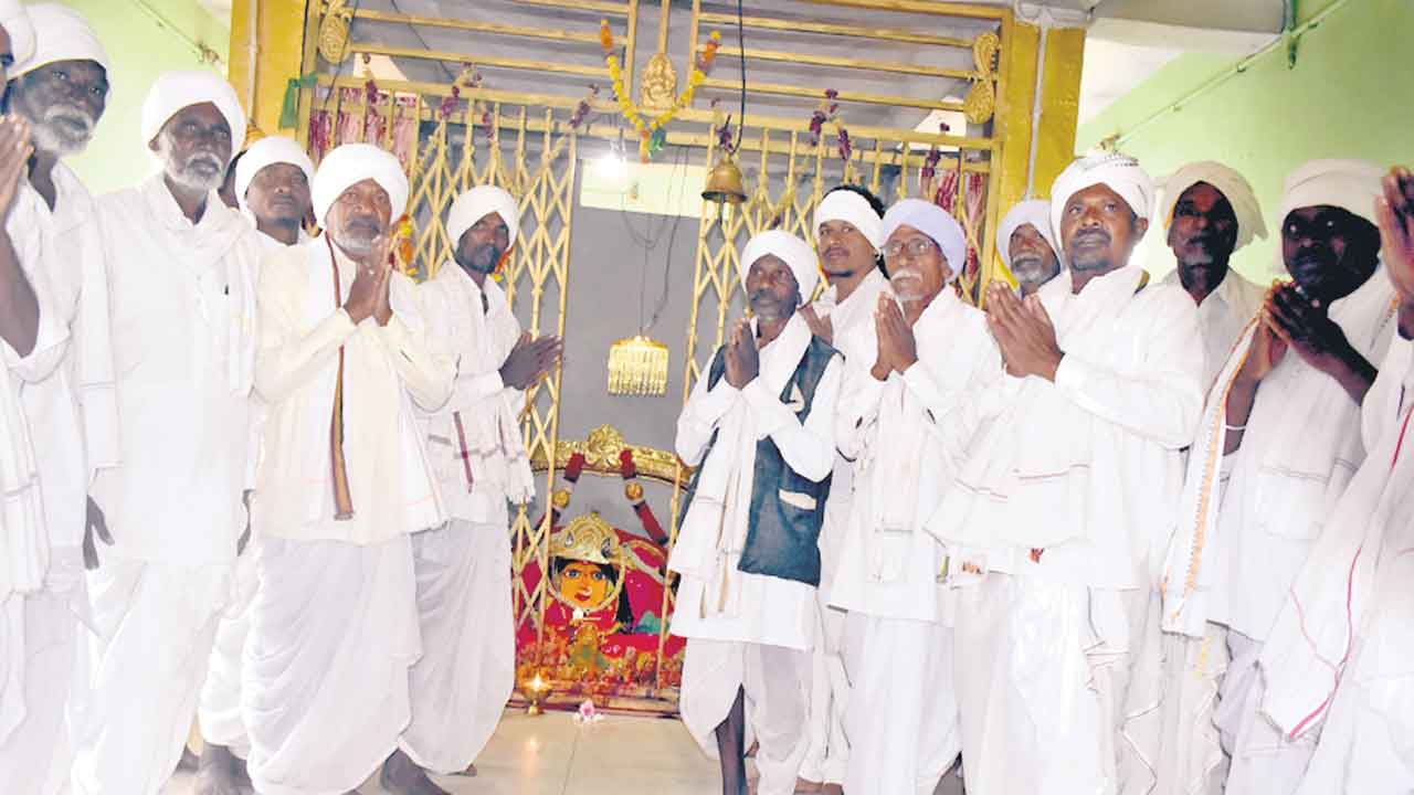 మర్రిచెట్లకు చెంతకు మెస్రం వంశీయులు