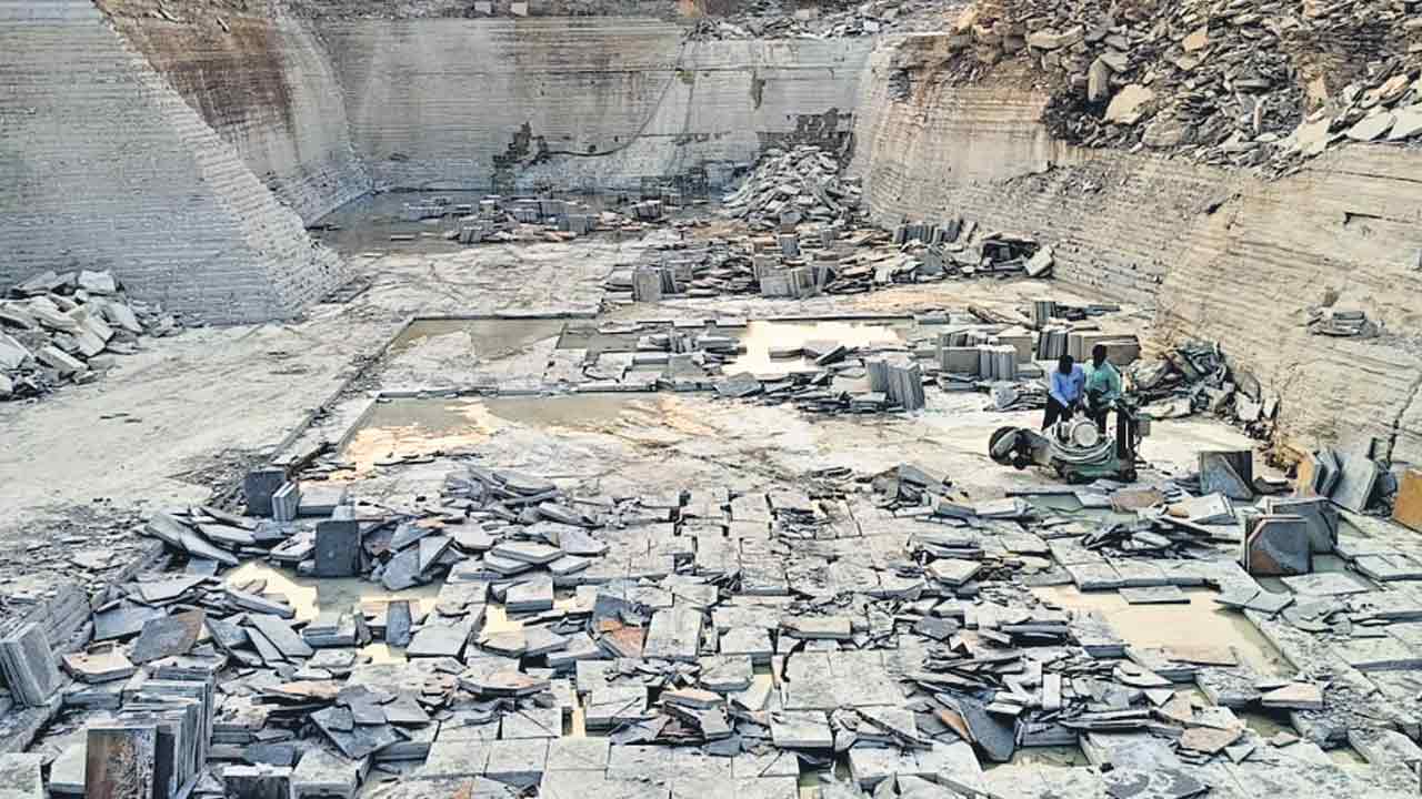 అనుమతులుంటేనే..గనుల తవ్వకాలు