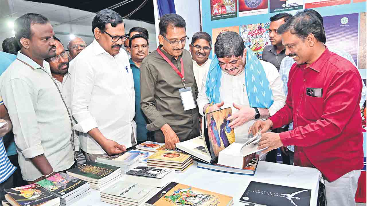 సమాజాన్ని ప్రభావితం చేసేది రచయితలే