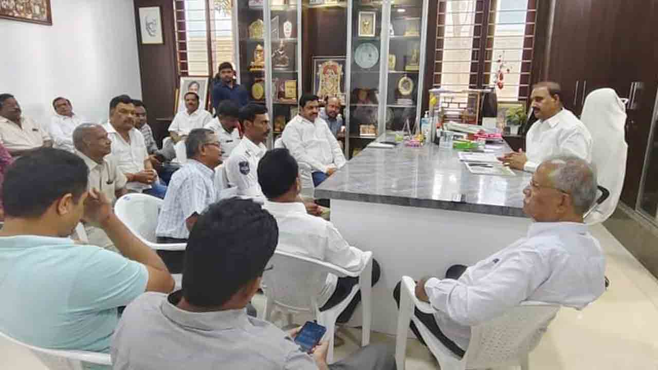 MLA Arekapudi Gandhi | ట్రాఫిక్‌ నియంత్రణకు ప్రత్యామ్నయ మార్గాలను అన్వేషించాలి : ఎమ్మెల్యే గాంధీ