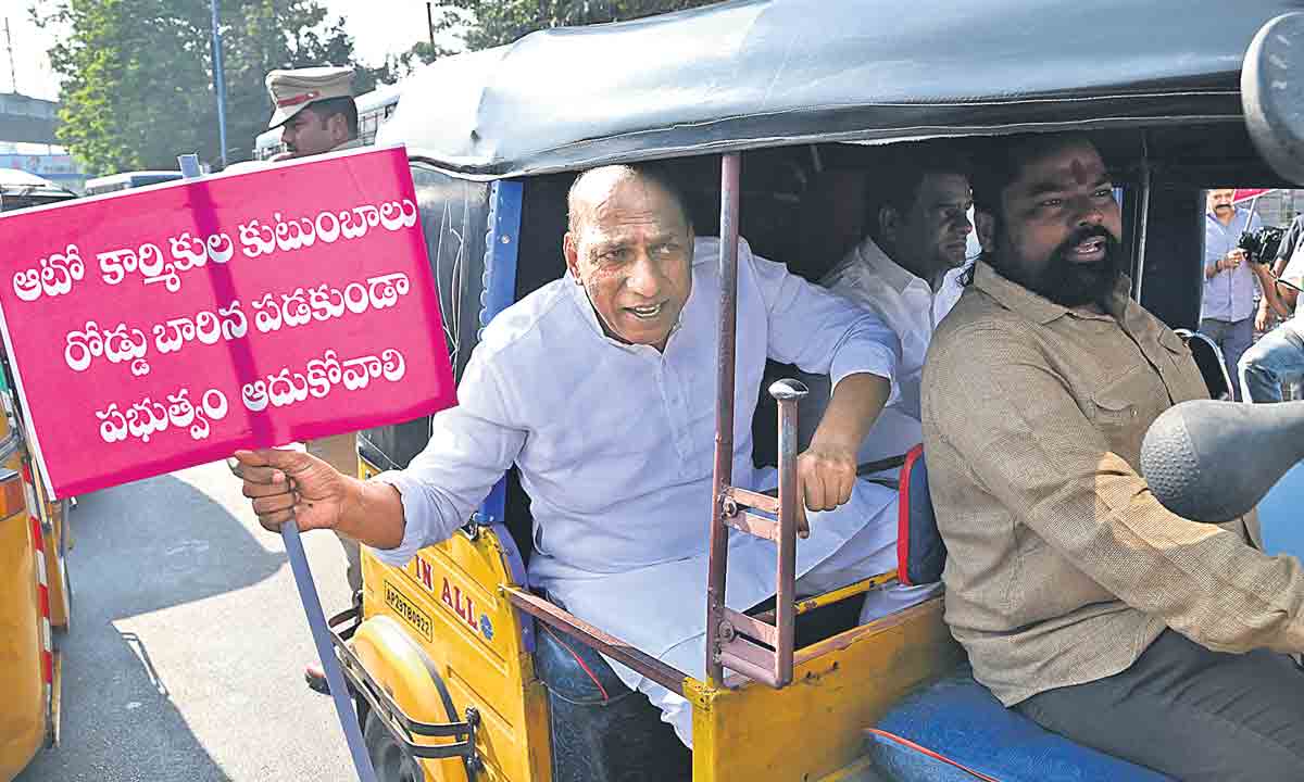 ఆటో డ్రైవర్లను ఆదుకొని..చిత్తశుద్ధి చాటుకోవాలి