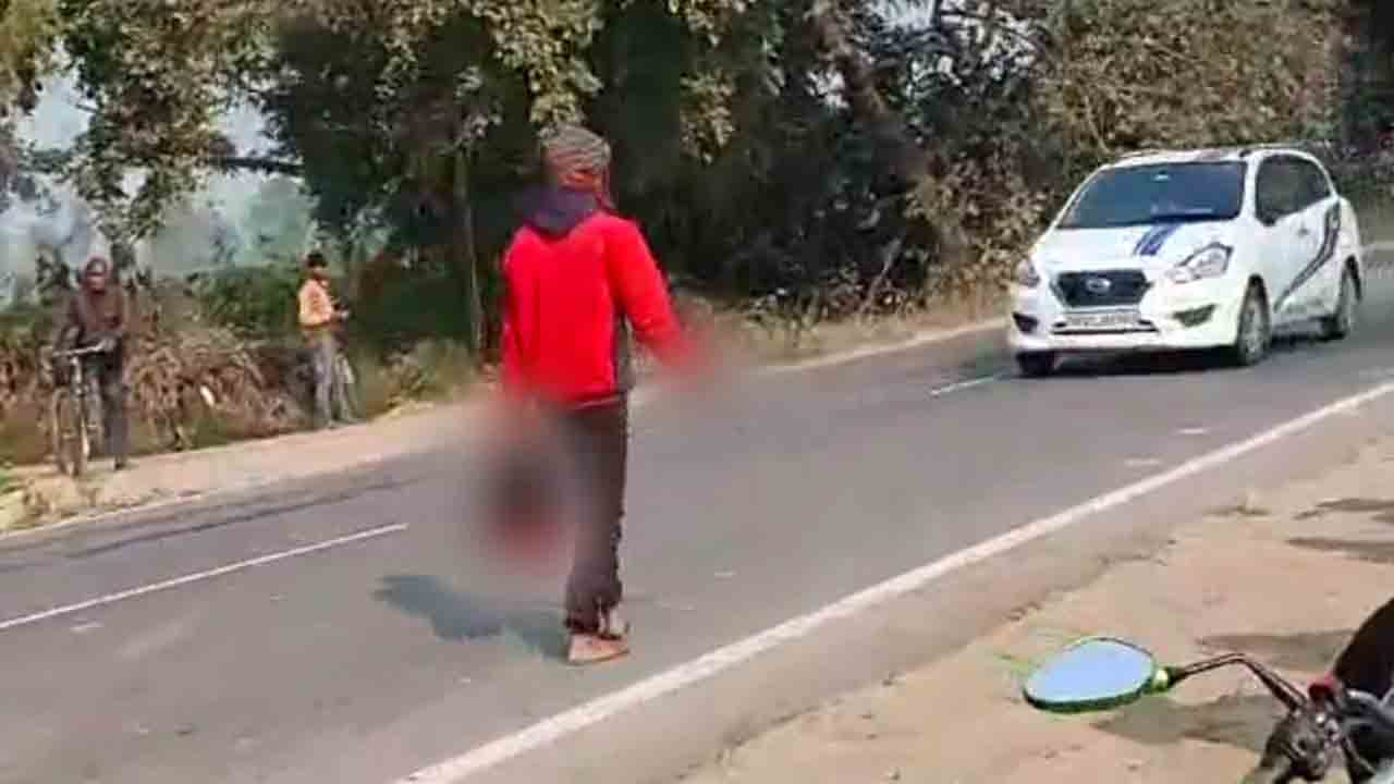 Murder | తెగ నరికిన భార్య తలతో నడిరోడ్డుపైకి భర్త.. అదుపులోకి తీసుకున్న పోలీసులు