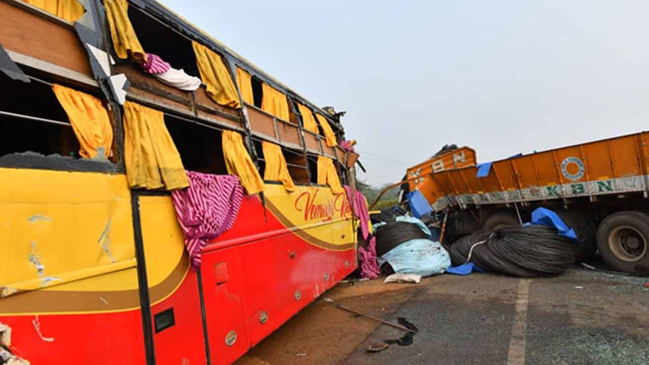 Road Accident | కావలి సమీపంలో రెండు లారీలు, ప్రైవేట్‌ బస్సు ఢీ.. ఆరుగురు దుర్మరణం