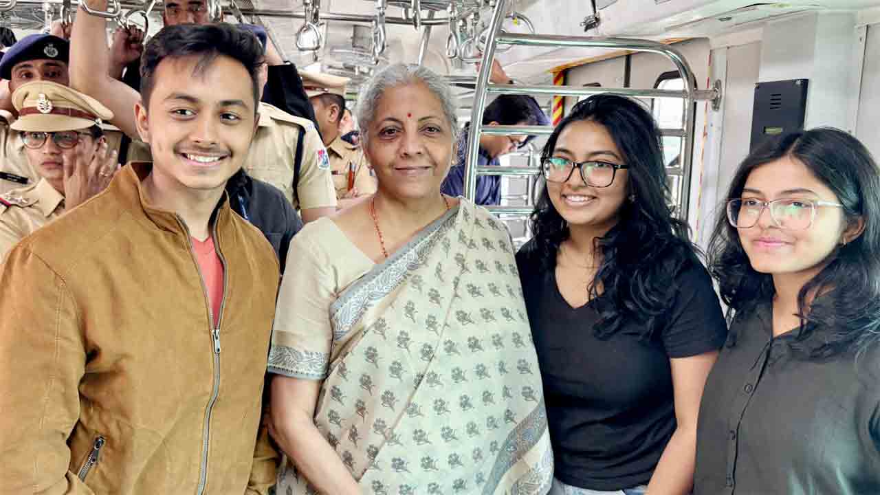 Nirmala Sitharaman | ముంబై లోకల్‌ ట్రైన్‌లో ప్రయాణించిన నిర్మలమ్మ.. ప్రయాణికులతో సెల్ఫీలు