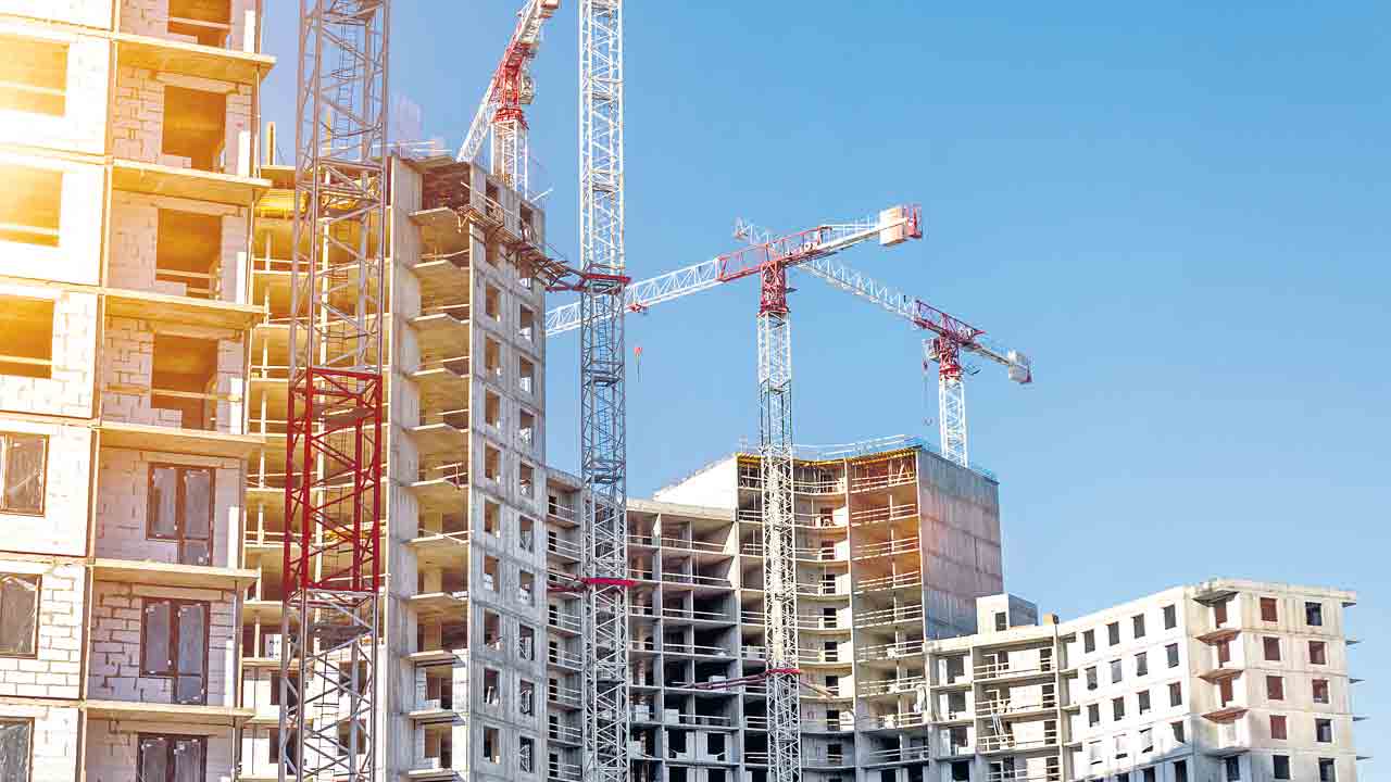 నిర్మాణ రంగం కుదేలు..