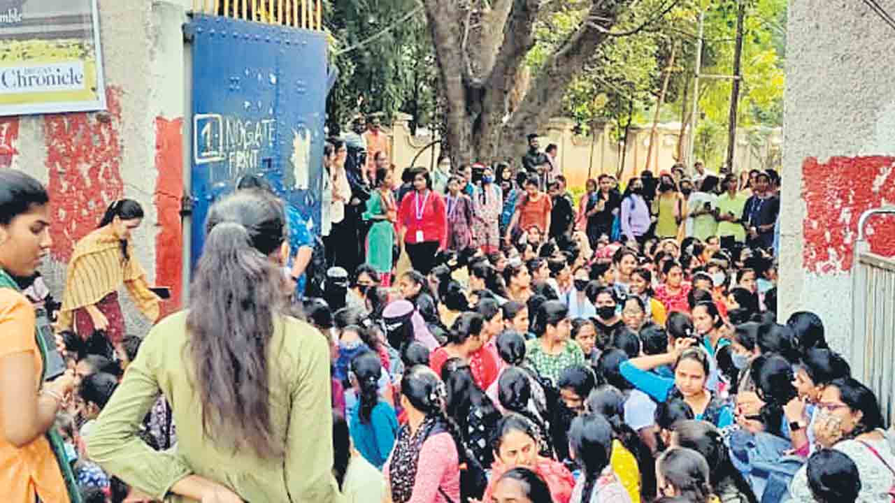 Koti Womens College | కోఠి మహిళా కళాశాలలో మౌలిక వసతులు కల్పించాలని విద్యార్థినుల ఆందోళన