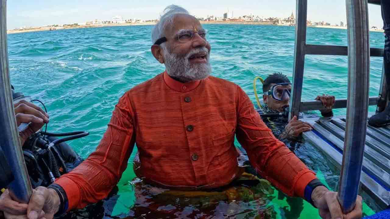 PM Modi | సముద్రం లోపలికి వెళ్లి ద్వారకను సందర్శించిన ప్రధాని మోదీ.. Video