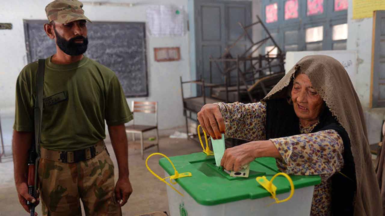 Pakistan | పాక్‌లో కొనసాగుతున్న ఎన్నికల పోలింగ్‌.. మొబైల్‌ సేవలపై ఆంక్షలు