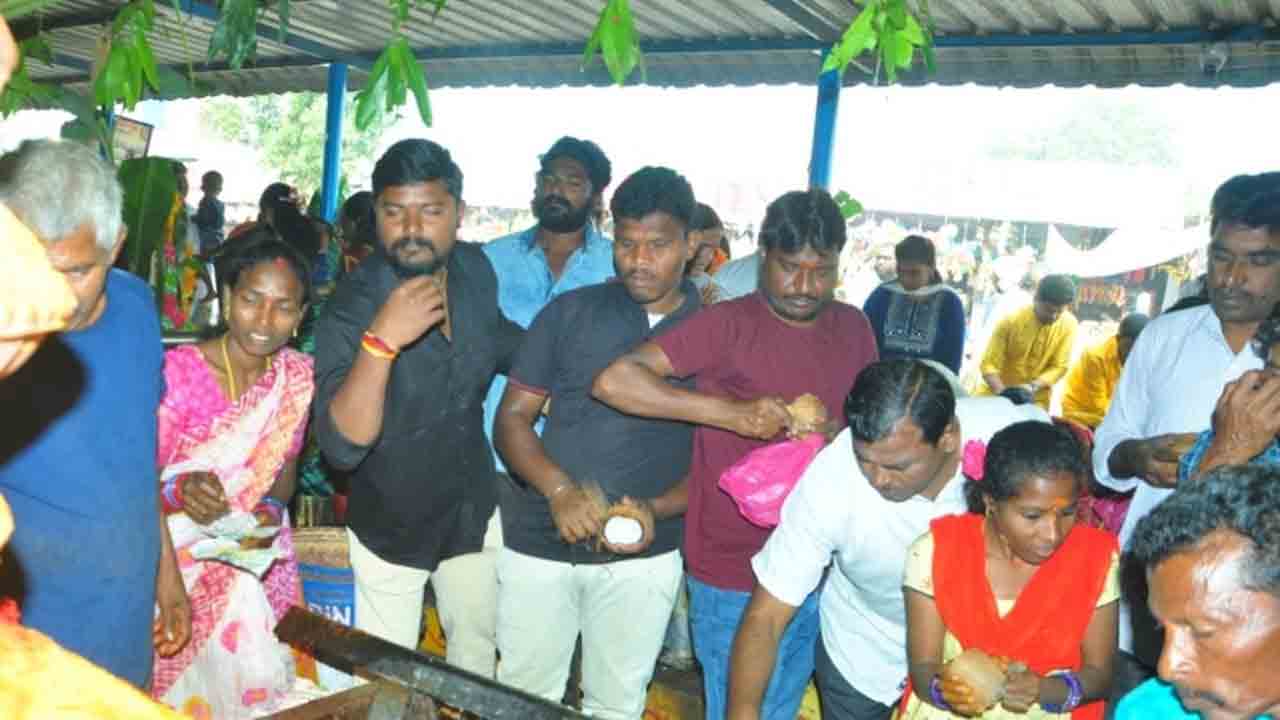 పెద్దమ్మతల్లి సన్నిధిలో భక్తుల సందడి