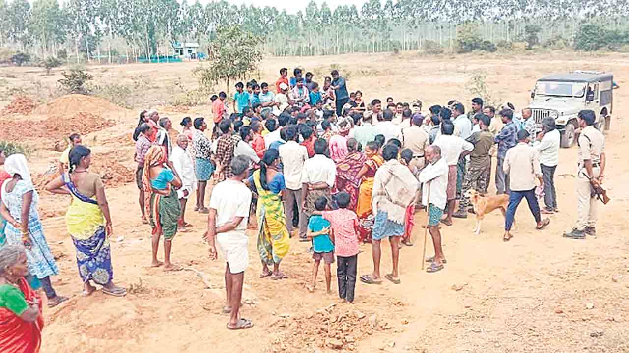 గ్రామస్తులు-ఫారెస్ట్‌ అధికారుల మధ్య వాగ్వాదం