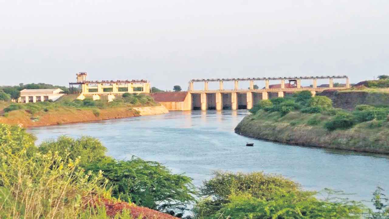 ఏపీ అక్రమ ప్రాజెక్టులపై ఆది నుంచీ యుద్ధమే