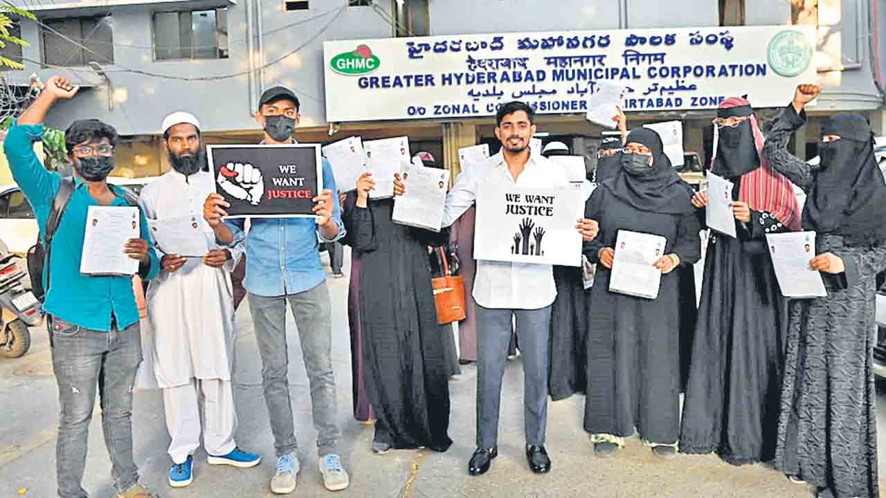 రోడ్డెక్కిన డేటా ఎంట్రీ ఆపరేటర్లు