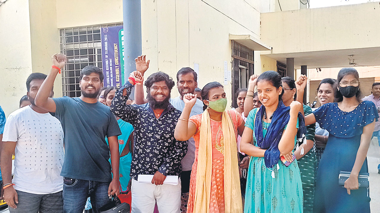 Prajapalana | ఎంట్రీ చేసినం పైసలివ్వండి.. ప్రజాపాలన దరఖాస్తుల డాటా ఎంట్రీ బిల్లులు చెల్లించాలంటూ సిబ్బంది ధర్నా