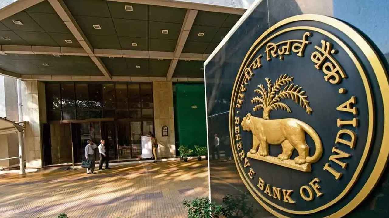 మూడు బ్యాంకులకు ఆర్బీఐ షాక్‌