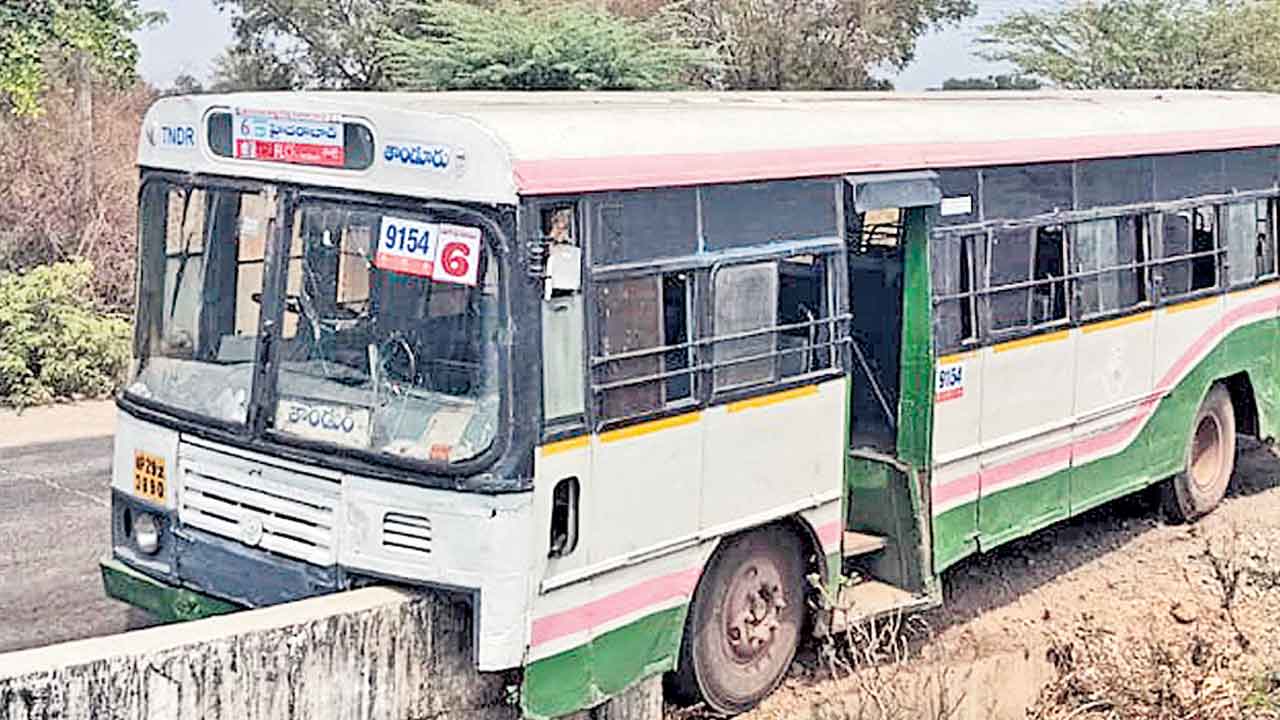 కల్వర్టుపైకి దూసుకెళ్లిన ఆర్టీసీ బస్సు