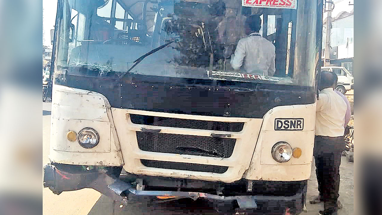 TSRTC | ఆర్టీసీబస్సు బ్రేక్‌ ఫెయిల్‌.. హయత్‌నగర్‌లో తప్పిన పెను ప్రమాదం