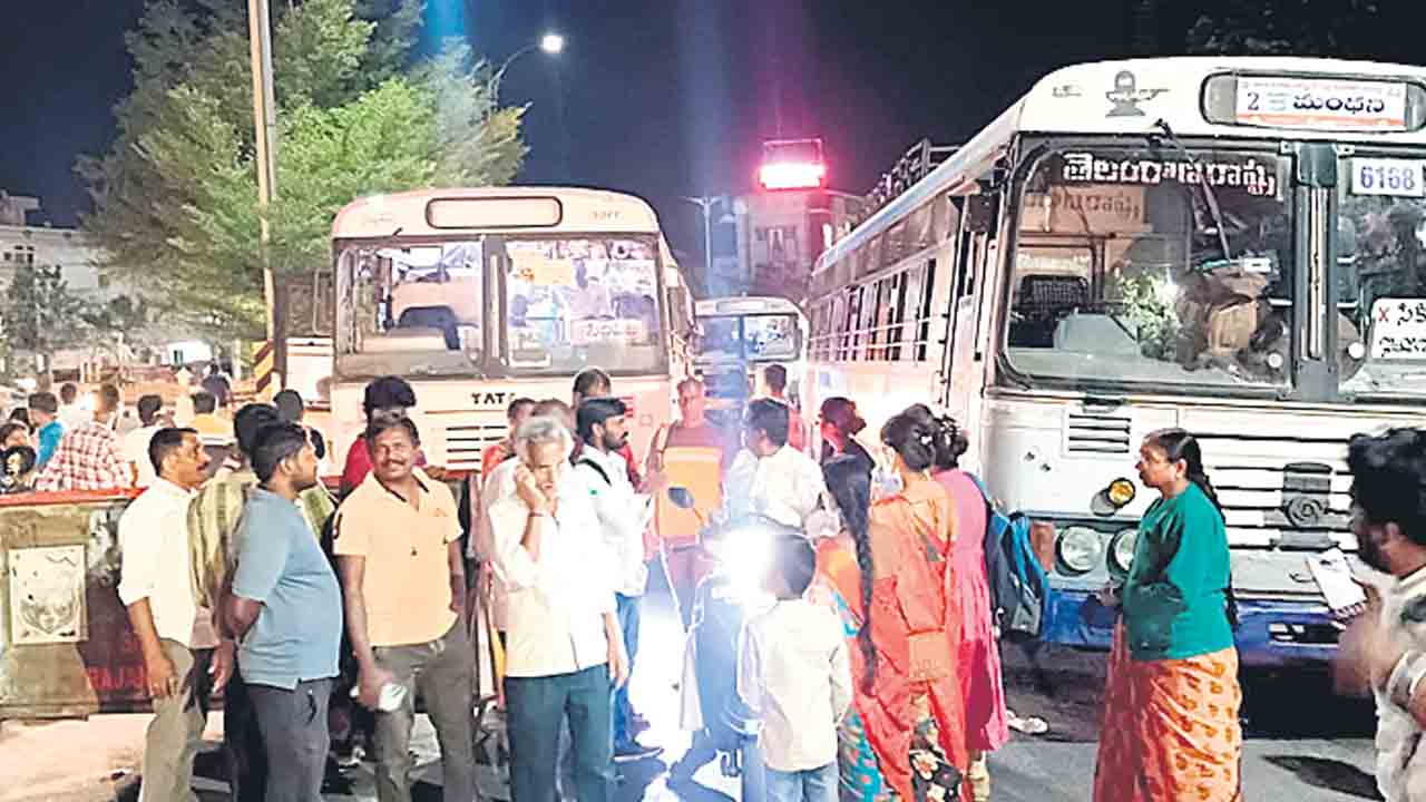 నిలిచిన బస్సు.. ప్రయాణికుల అవస్థలు