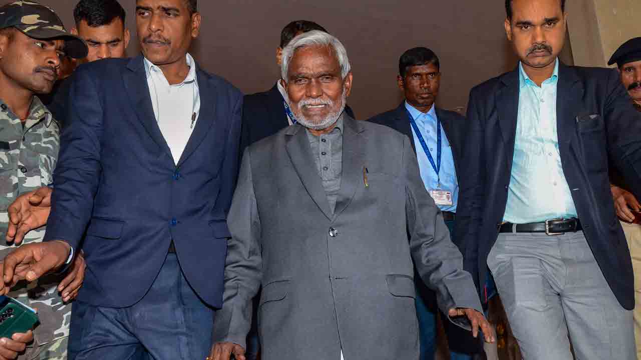 బలపరీక్ష నెగ్గిన చంపయీ