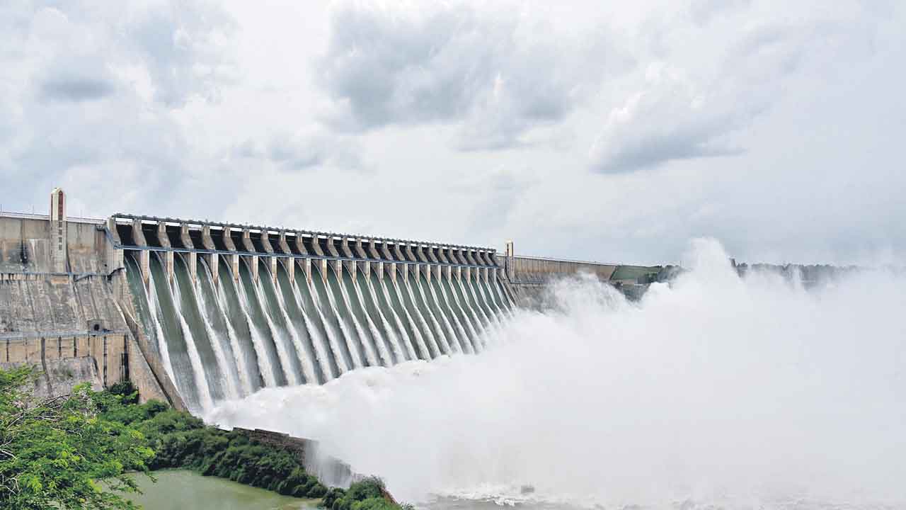 రాష్ట్రంలో కేఆర్‌ఎంబీ కుదుపులు.. మంత్రి ఉత్తమ్‌కు తెలియకుండానే కృష్ణా ప్రాజెక్టుల అప్పగింత