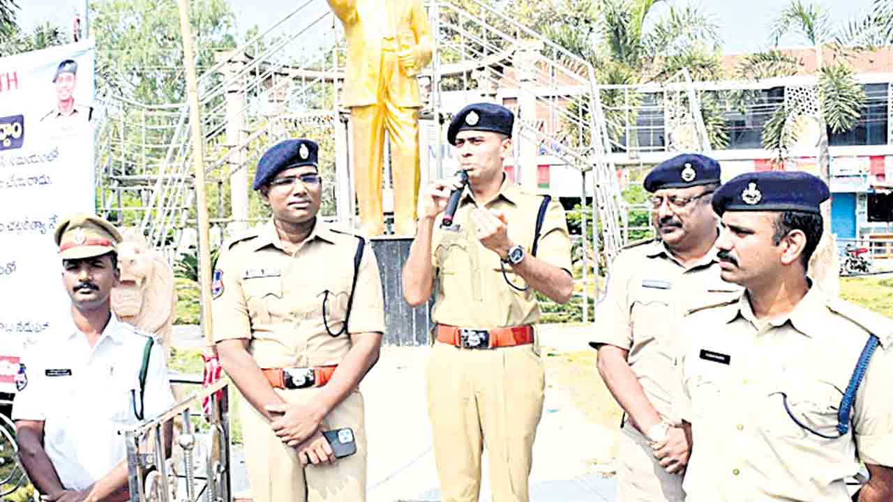 ట్రాఫిక్‌ నిబంధనలపై అవగాహన ఉండాలి