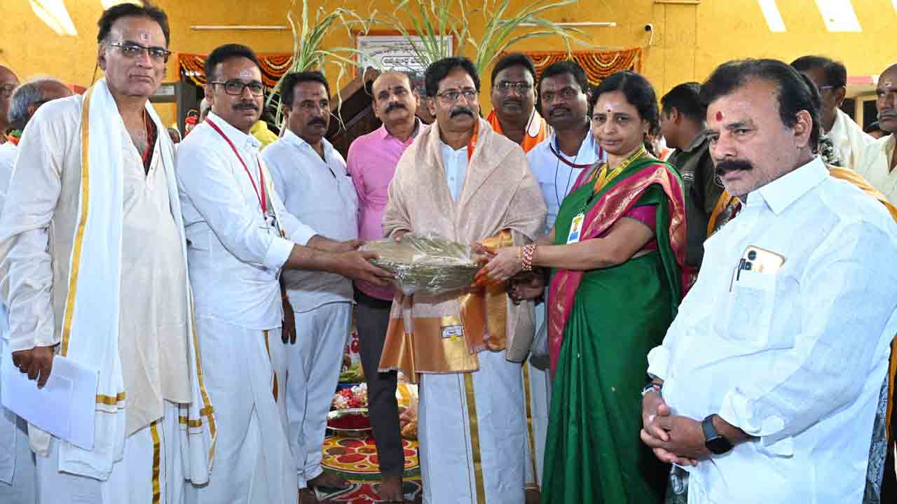 Srisailam | మ‌హాశివ‌రాత్రి బ్ర‌హ్మోత్స‌వాల‌కు రూ.3 ల‌క్ష‌ల విలువైన విస్త‌రాకుల విరాళం..!