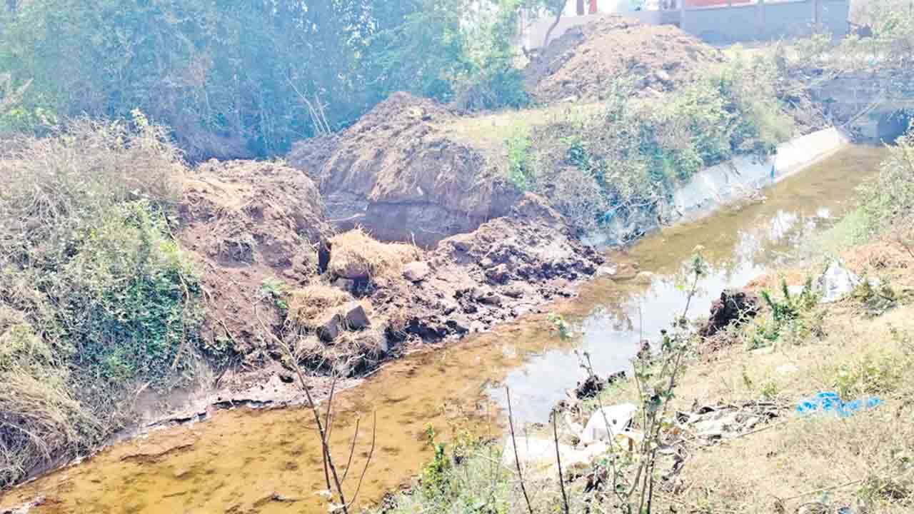 కాల్వ గండి పూడ్చివేత