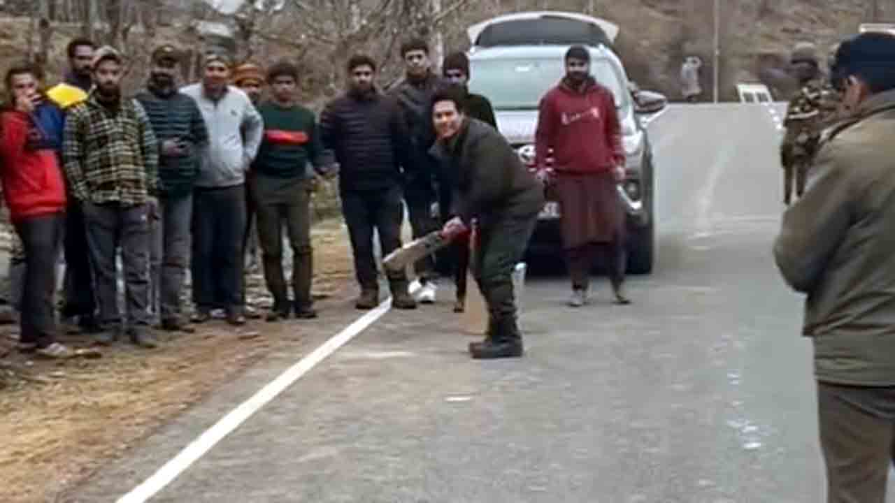 Sachin Tendulkar | గుల్మార్గ్‌లో సచిన్‌ గల్లీ క్రికెట్‌.. వీడియో