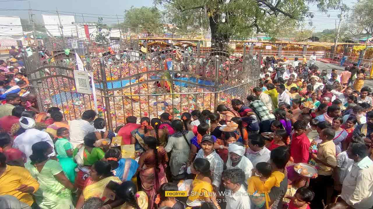 తల్లుల చెంతకు పోటెత్తిన భక్తులు