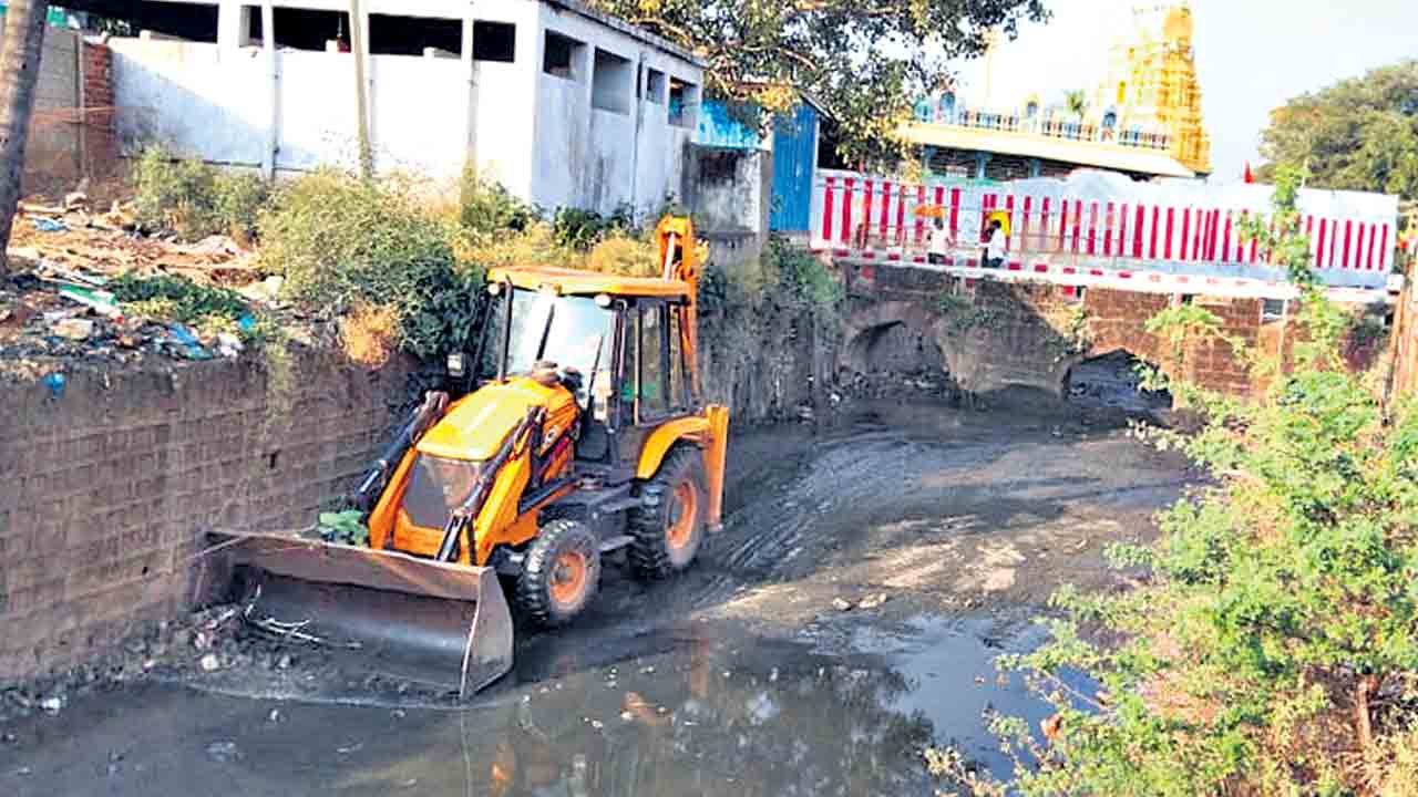 దుర్వాసన నుంచి భక్తులకు విముక్తి