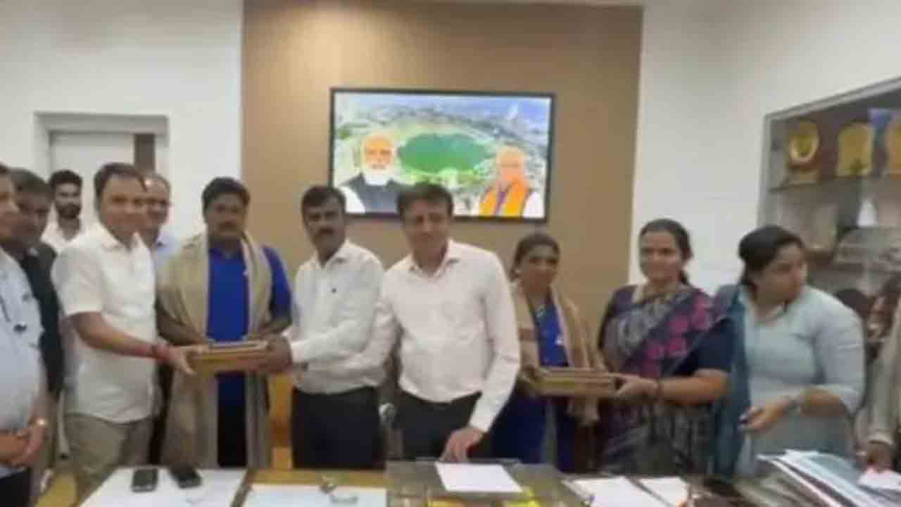 Sanitation Workers | పారిశుద్ధ్య కార్మికులకు దొరికిన నగల పెట్టె.. పోలీసులకు అప్పగింతపై మేయర్‌   సత్కారం