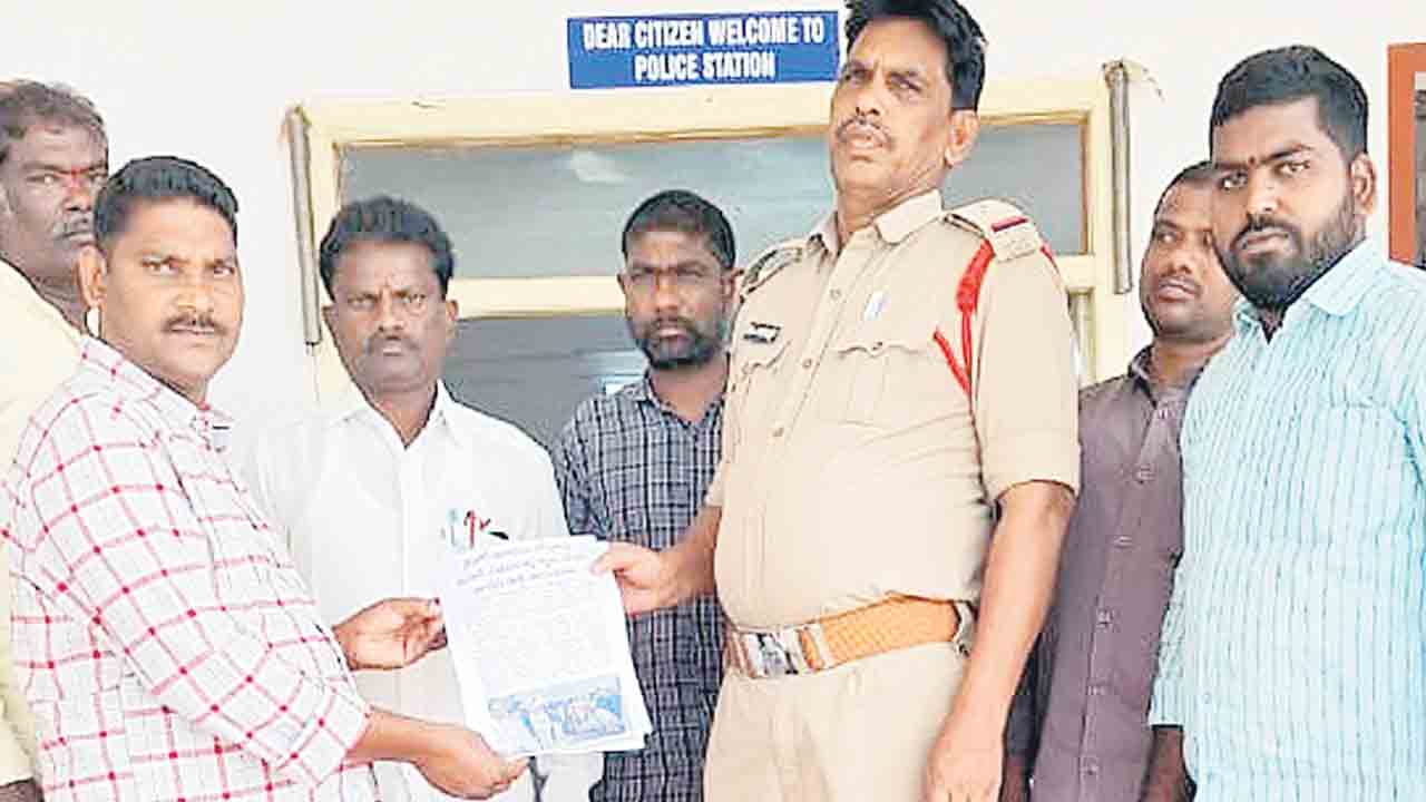 కాంగ్రెస్‌ నాయకులపై ఎస్సీ,ఎస్టీ కేసు నమోదు చేయాలి