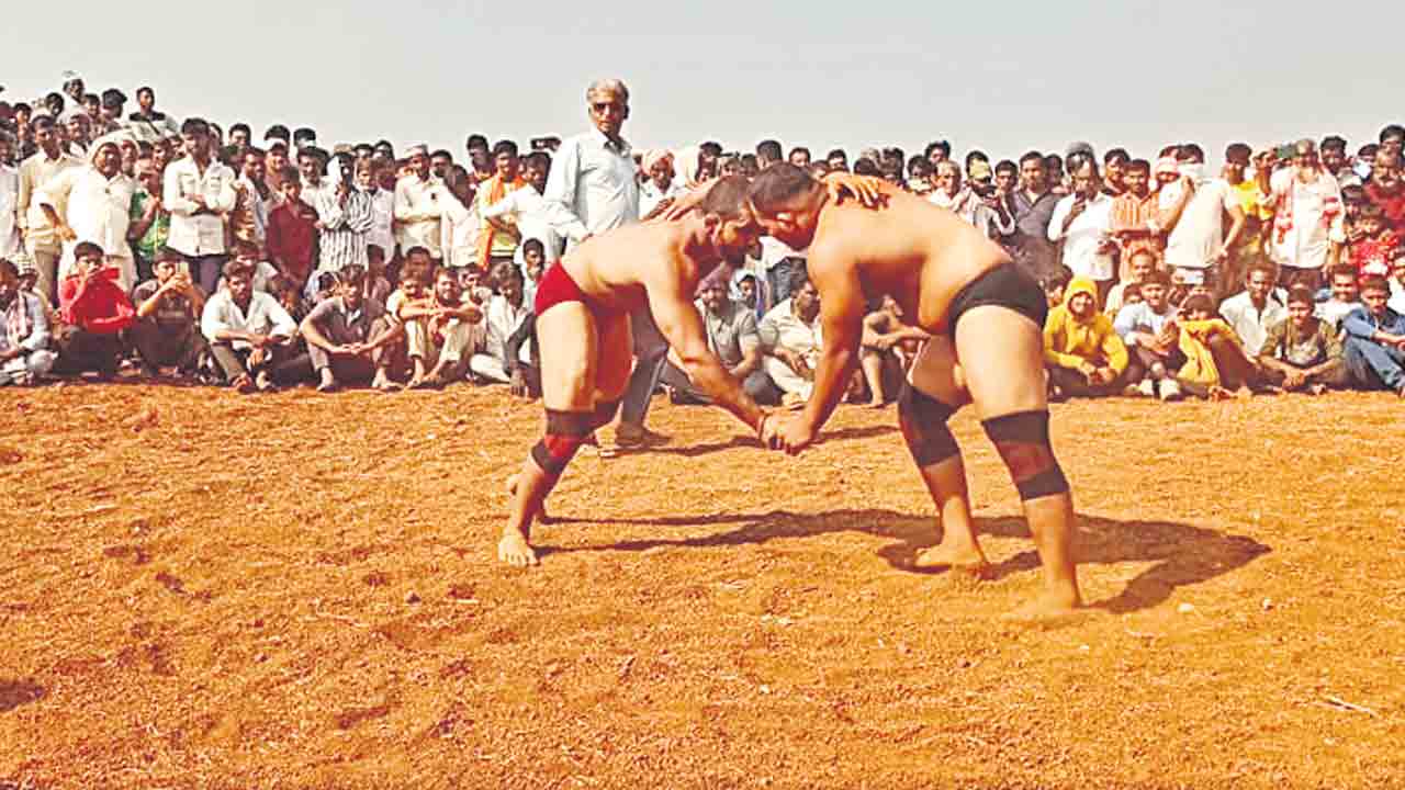 తొడకొట్టి.. కుస్తీపట్టి