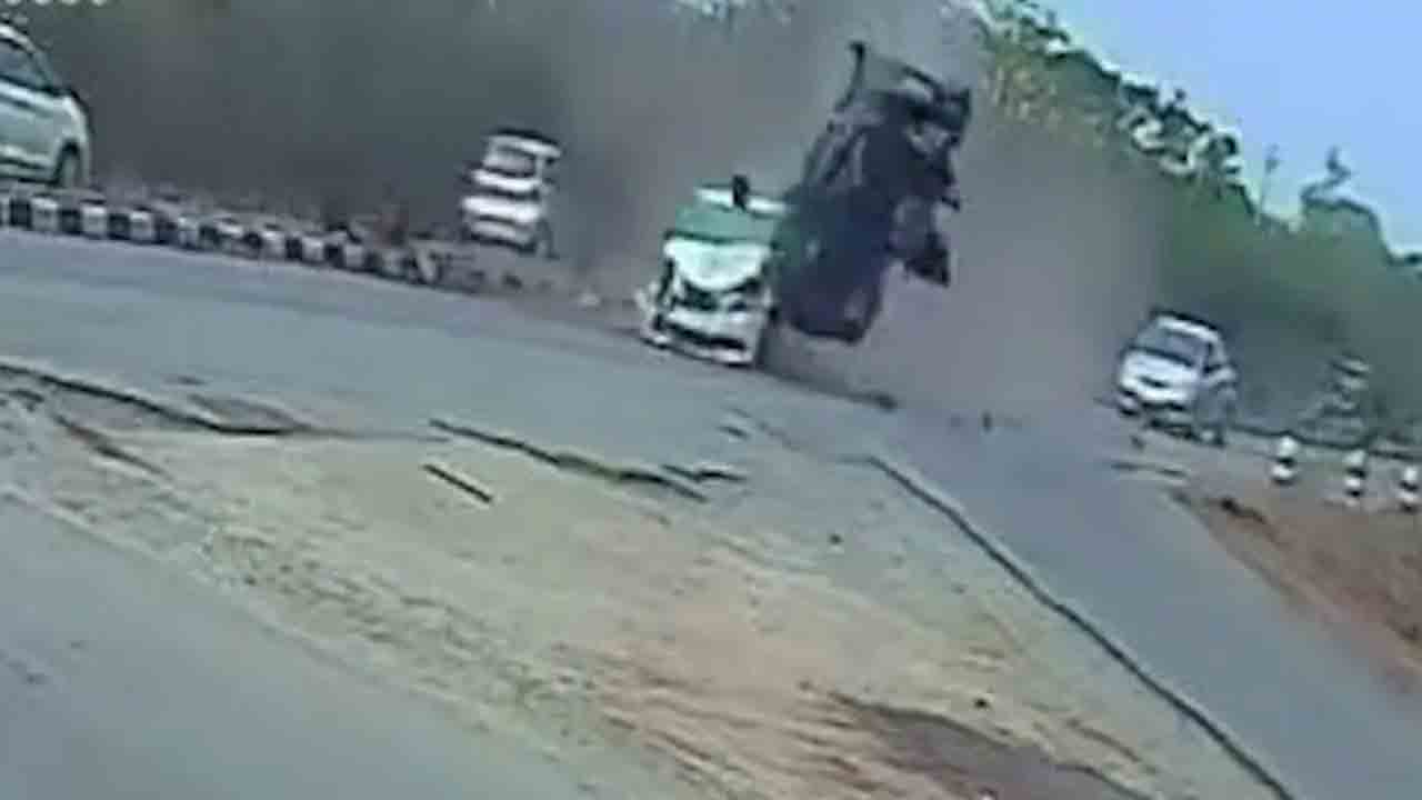 Accident | ఘోర ప్రమాదం.. డివైడర్‌ను ఢీకొట్టి ఎదురుగా వస్తున్న కారును బలంగా ఢీ కొట్టి..