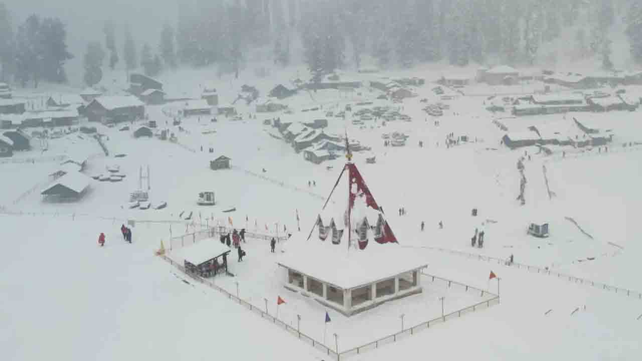 Gulmarg | స్కీయింగ్‌ సిటీపై మంచు దుప్పటి.. డ్రోన్‌ విజువల్స్