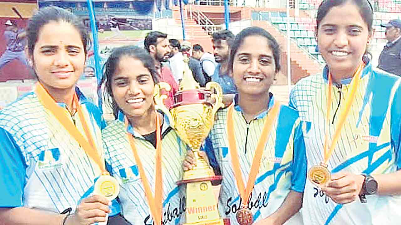 జాతీయస్థాయి సాఫ్ట్‌బాల్‌ పోటీల్లో జిల్లా క్రీడాకారుల ప్రతిభ
