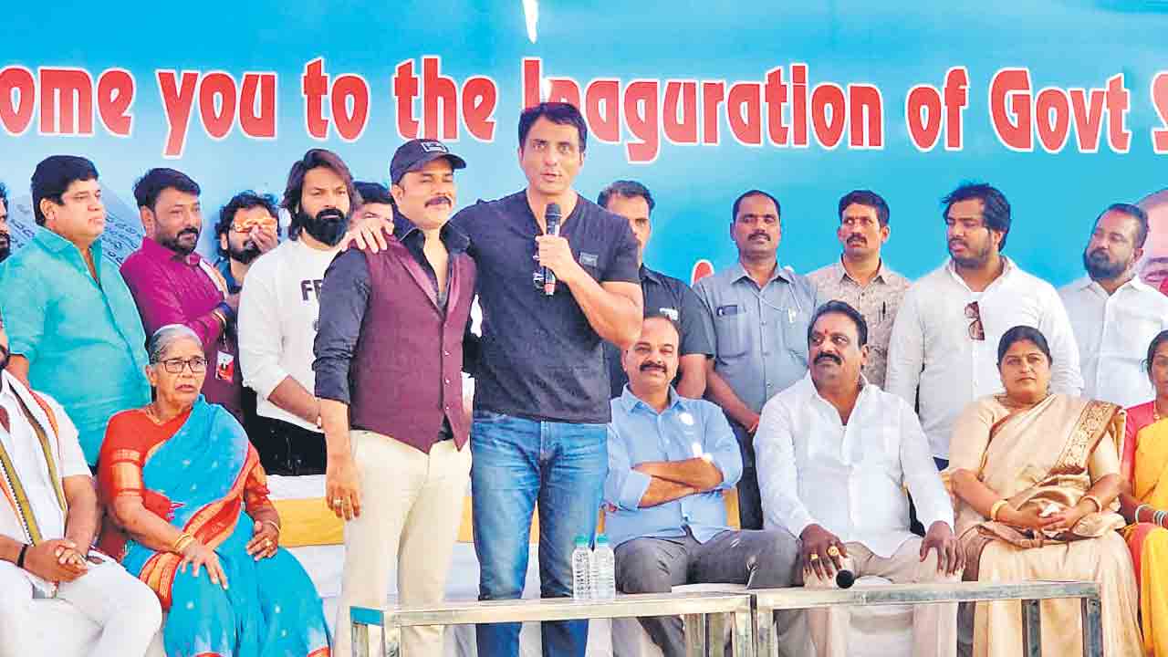 Sonu Sood | సమస్య వస్తే ఫోన్‌ చేయండి సాయం చేస్తా: నటుడు సోనూసూద్‌