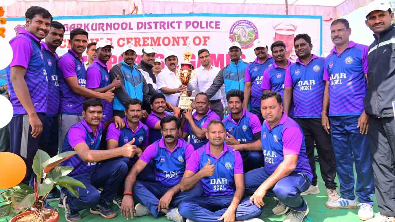 పోలీసులను ఆదర్శంగా తీసుకోవాలి