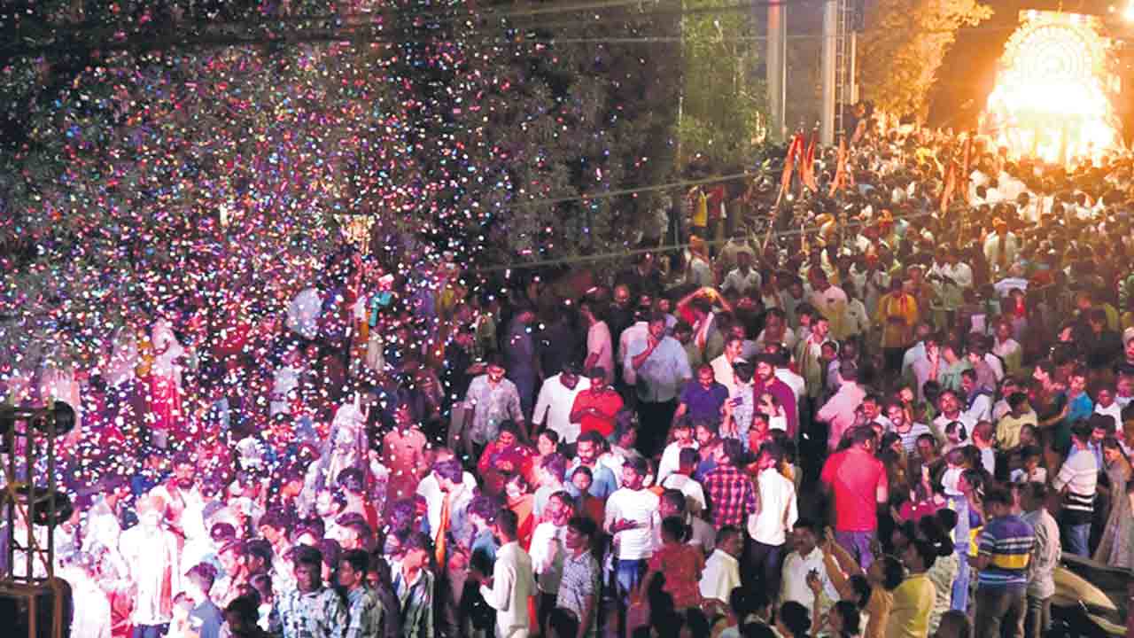 కనులపండువలా వెంకన్న శోభాయాత్ర