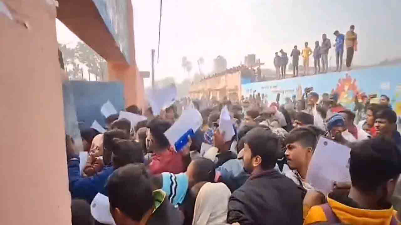 Watch: పరీక్షా కేంద్రాలకు ఆలస్యంగా వచ్చిన విద్యార్థులు.. అనుమతించకపోవడంతో రచ్చ