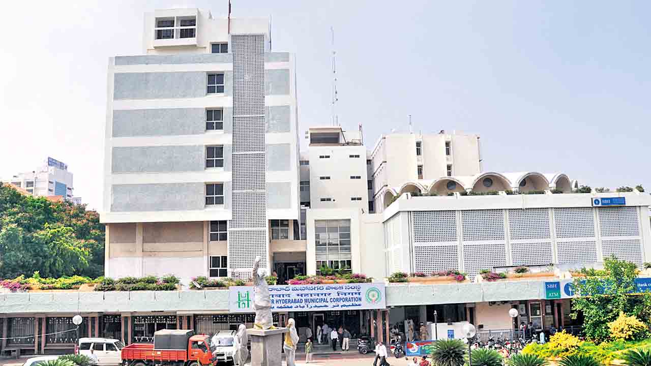 ప్రతి డివిజన్కు 2 లక్షల క్రీడా సామగ్రి