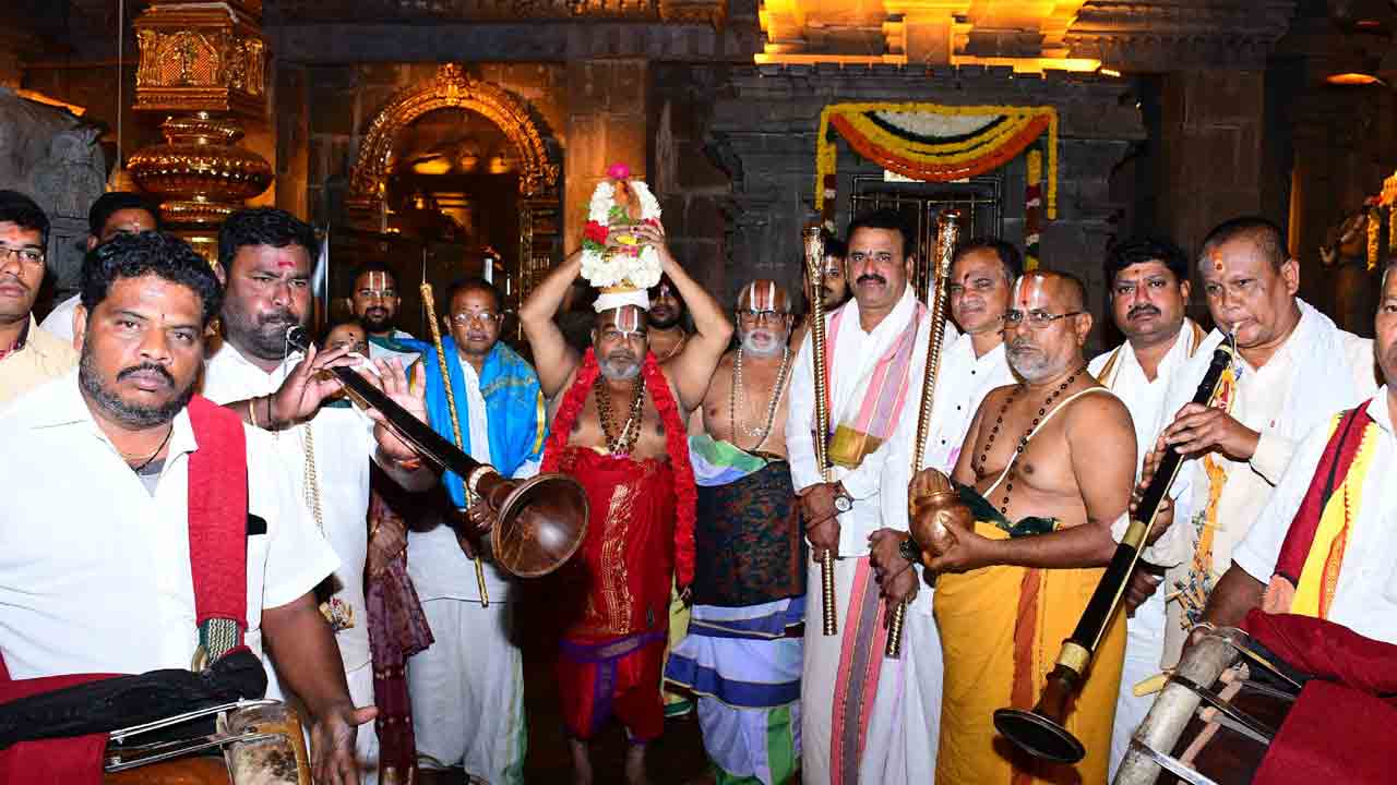 గుట్టలో వైభవంగా అష్టోత్తర శతఘటాభిషేకం