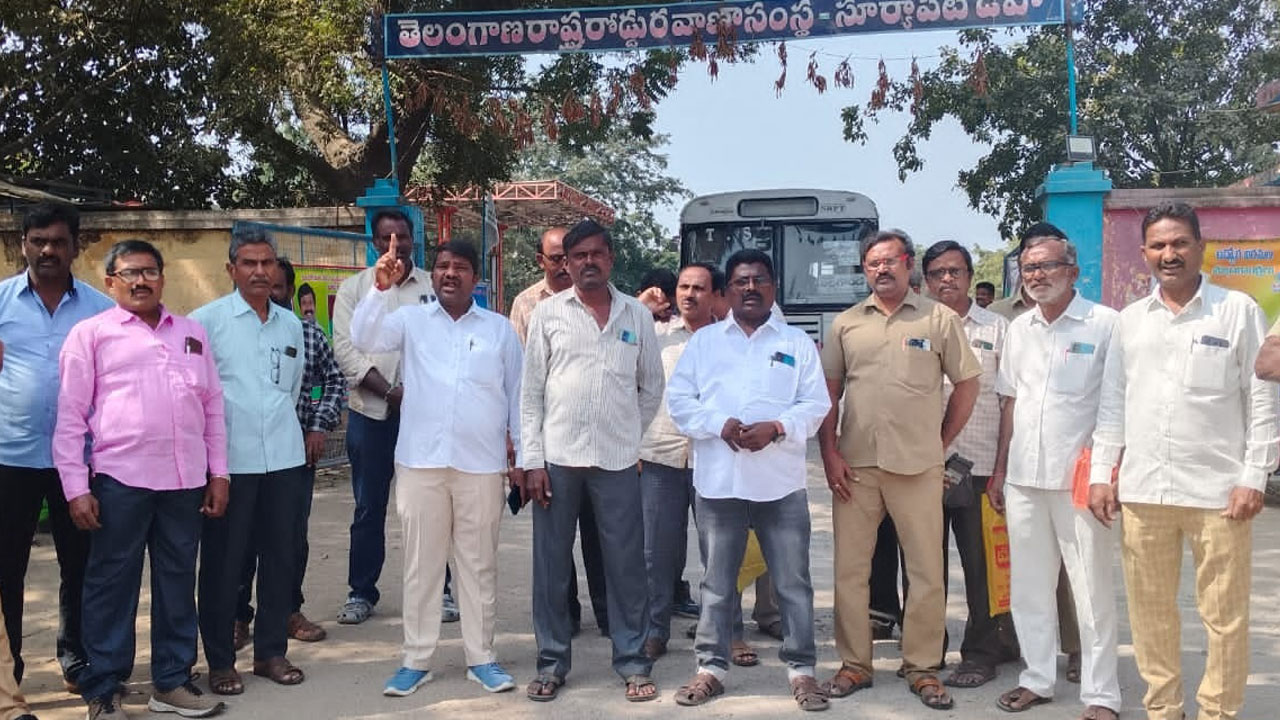 వేధింపులకు పాల్పడుతున్న ఆర్టీసీ ట్రాఫిక్‌ సీఐపై చర్యలు తీసుకోవాలి