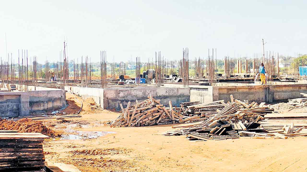 నత్తనడకన నర్సింగ్‌ కళాశాల పనులు