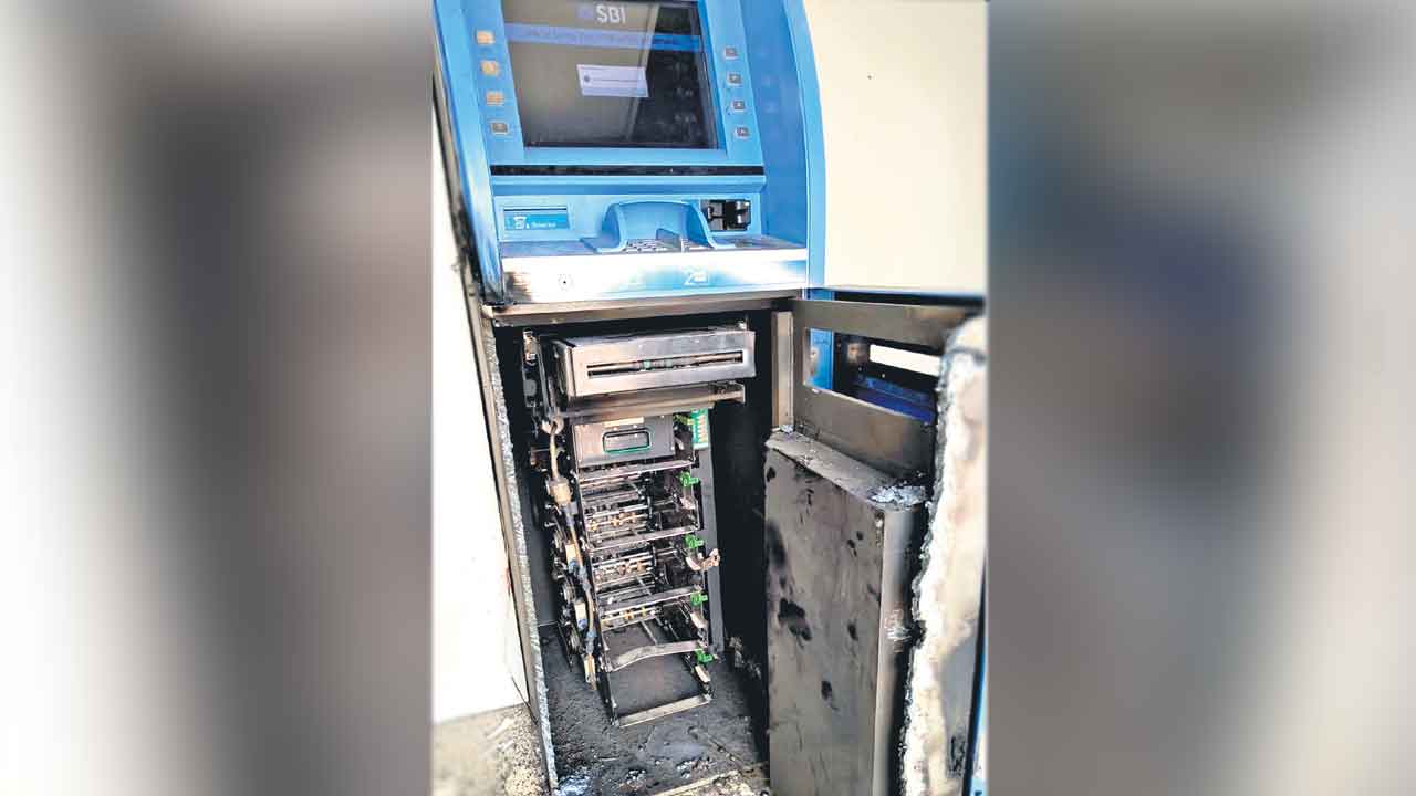 ఏటీఎంలో 27.75 లక్షలు లూటీ