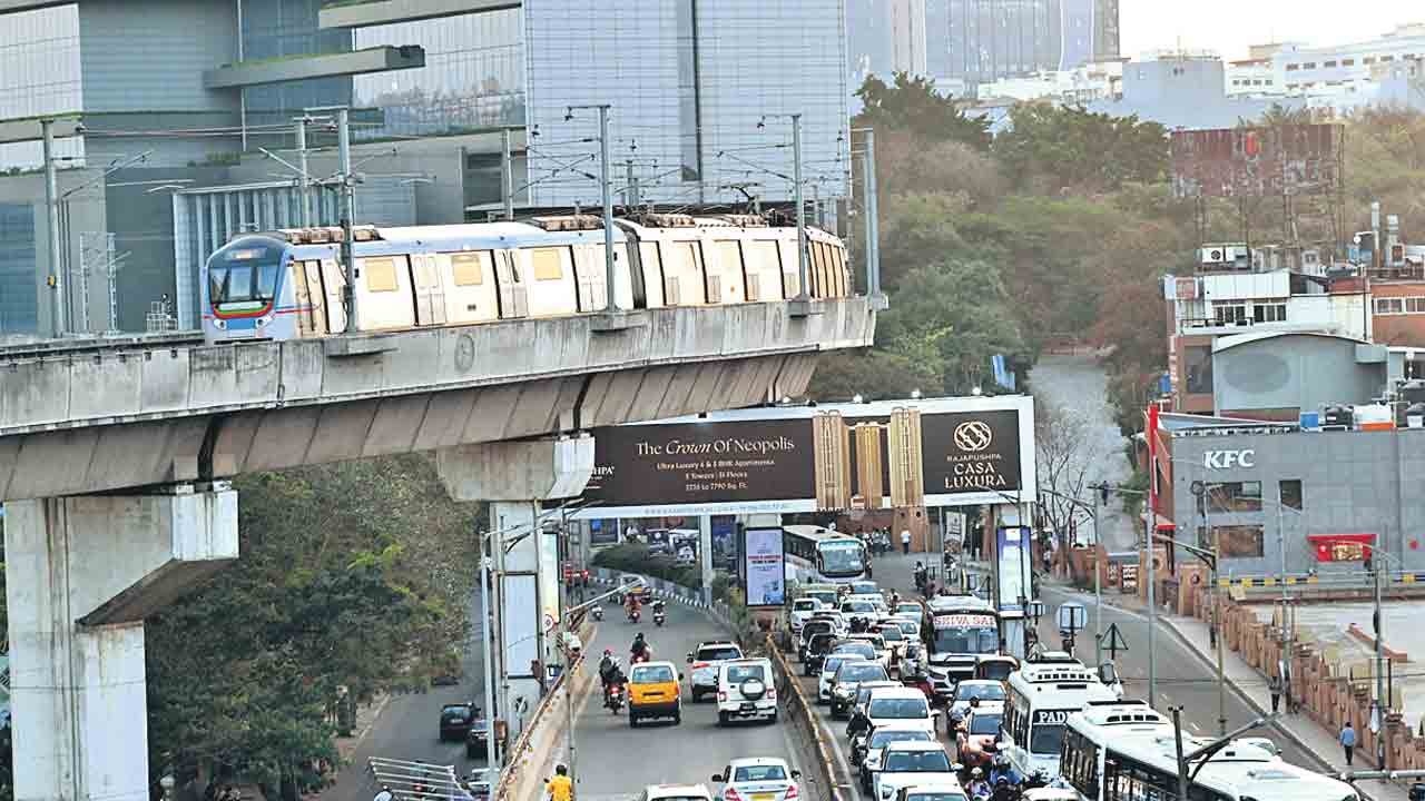 ట్రాఫిక్‌ను చక్కదిద్దేందుకు స్వయంగా నగర పోలీస్‌ కమిషనరే రంగంలోకి